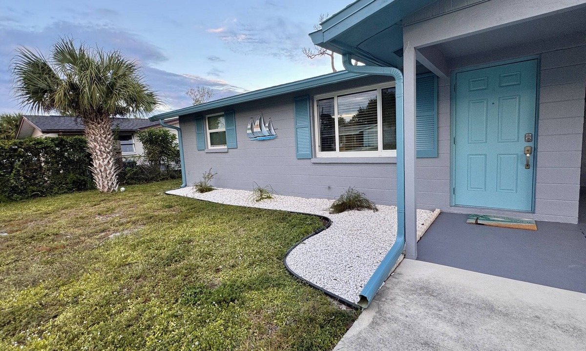 Englewood Cottage | Charming 2-bedroom cottage in Englewood minutes to the Gulf Beaches-Dog Friendly
