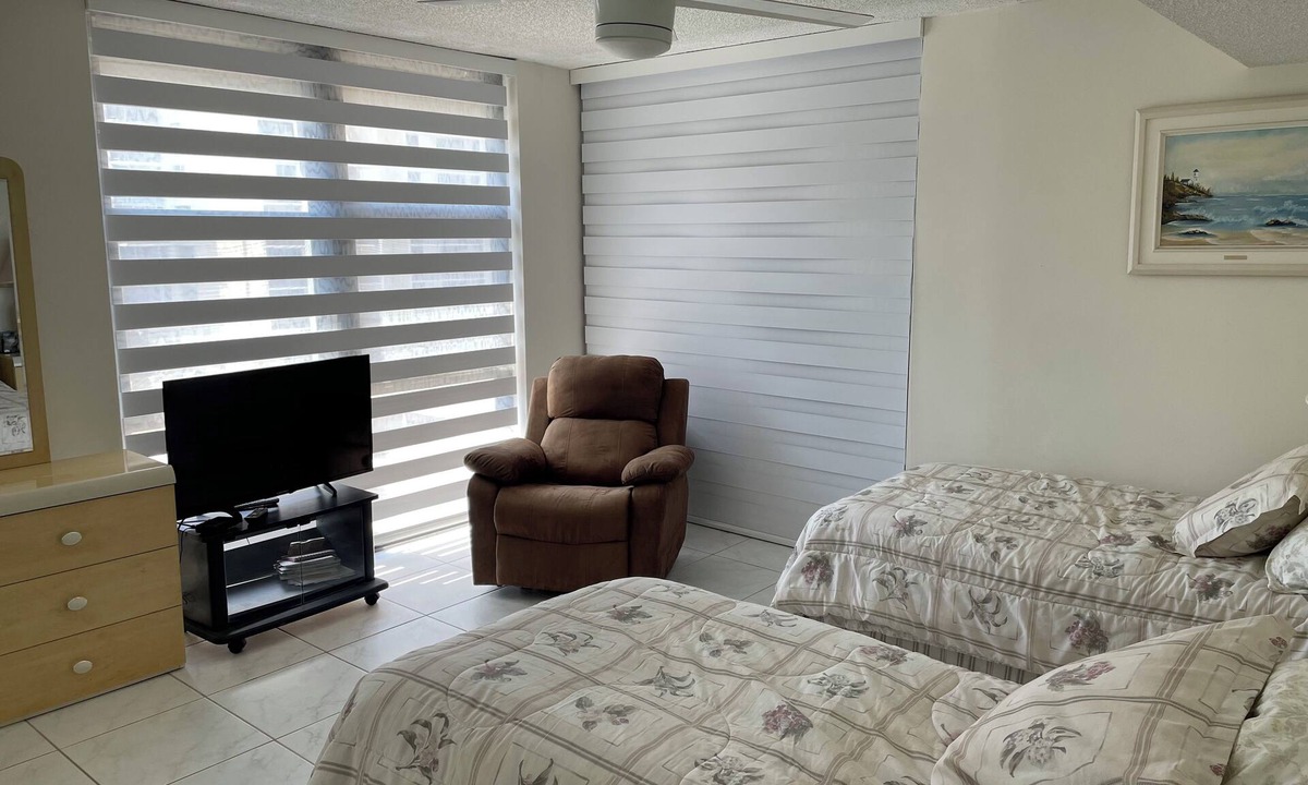 Hollywood Condo | Charming 2-bedroom condo on Hollywood Beach with AC, pool and parking.