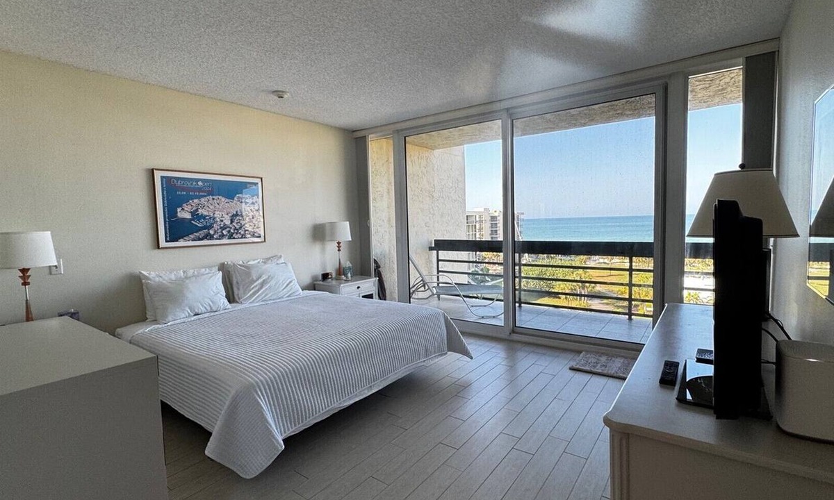Longboat Key Condo | Charming 2-bedroom condo with AC, fitness room in wonderful Longboat Key
