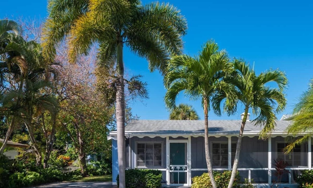 Sarasota Cottage | Charming 2BD Bungalow Close to Crescent Beach!