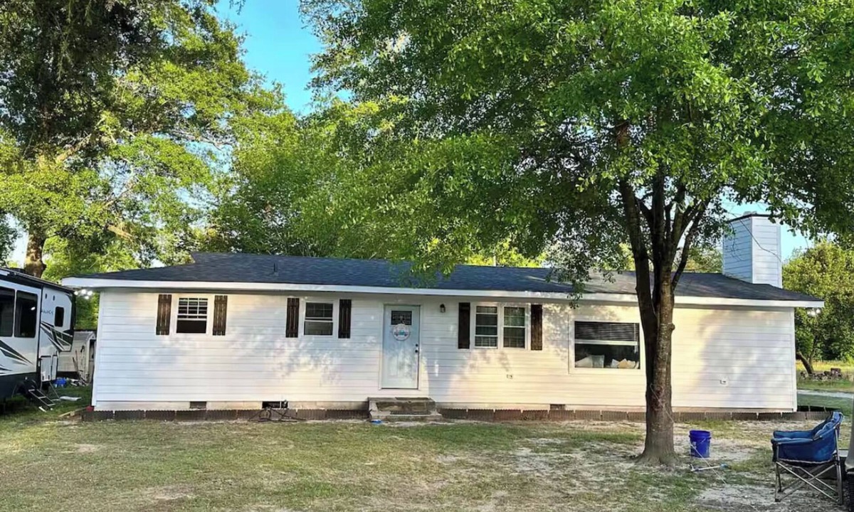Gracewood House | Charming 3-bedroom farmhouse with Longhorns and Chickens! 30 Acres of Land