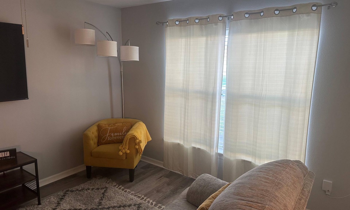 Veranda Palms House | Charming 3-bedroom house w/AC in Kissimmee, nearby Disney, Walmart, Ross & more