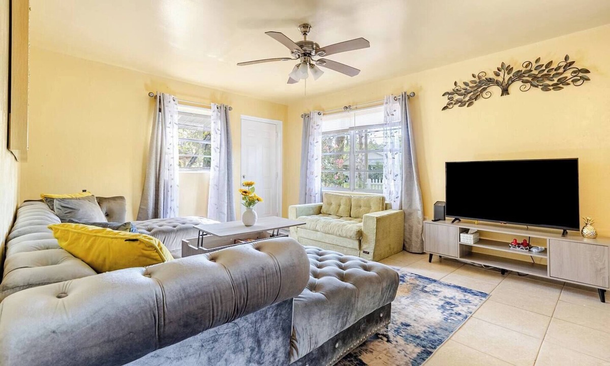 Gainesville House | Charming 3-bedroom House with Office Space-Close to UF & Shands Hospital