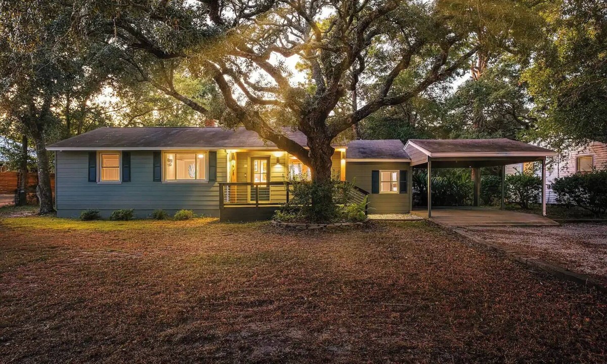 Ocean City Cottage | Charming 4-bedroom + movie room cottage, 3 blocks to the beach, 16 min to Destin