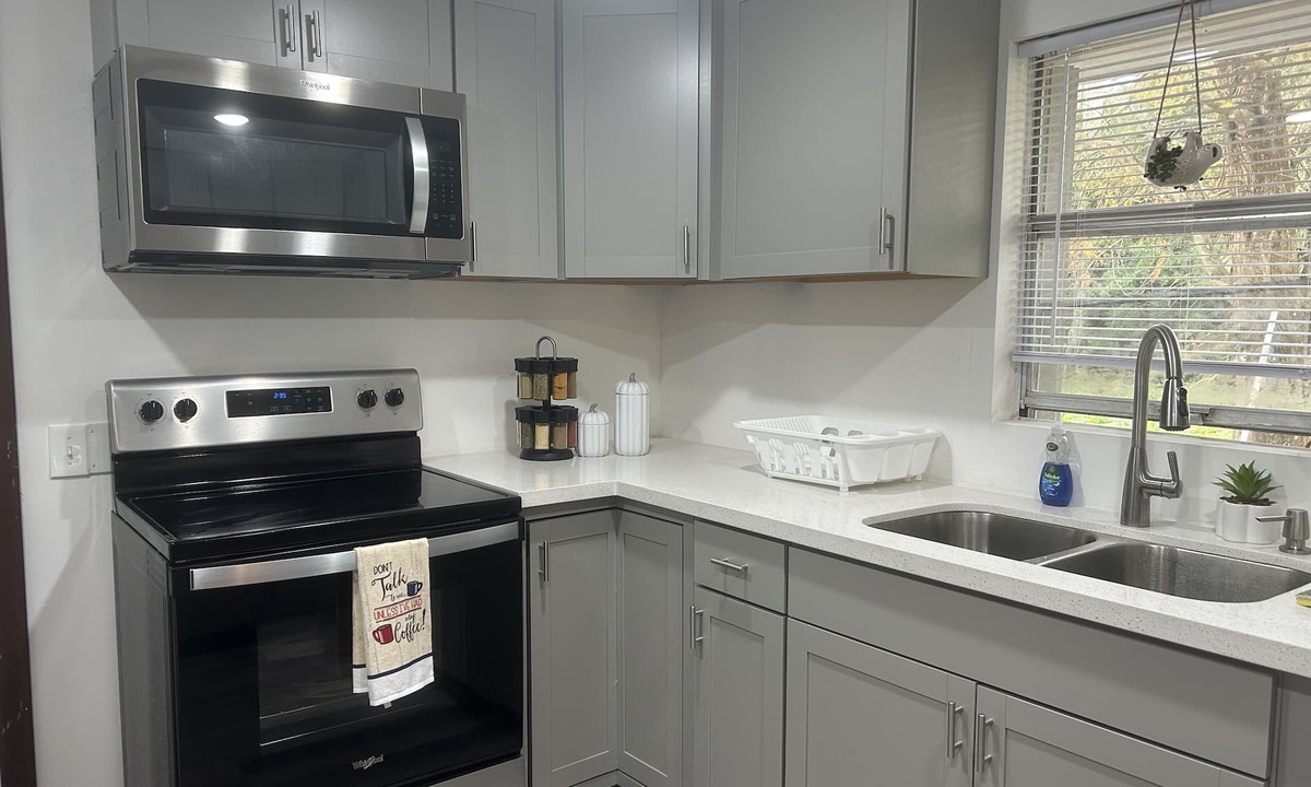 Moore Haven House | Charming and cozy cottage on the banks of the Caloosahatchee River& Lake O