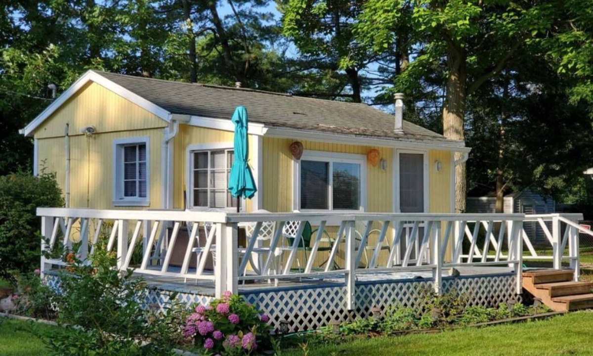 Lexington Cottage | Charming and relaxing lake view cottage with beach access in Lexington