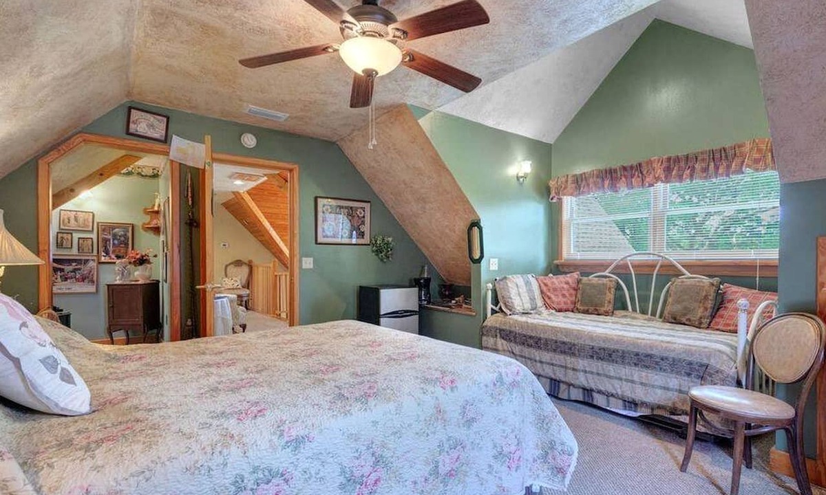 Lake Helen House | Charming Antiques-Themed Inn Room with Lake Access, Located Near Lake Helen, Florida