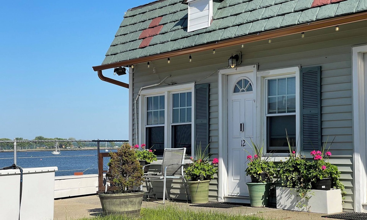 Usmma House | Charming bungalow in amazing City Island The Bronx with water view