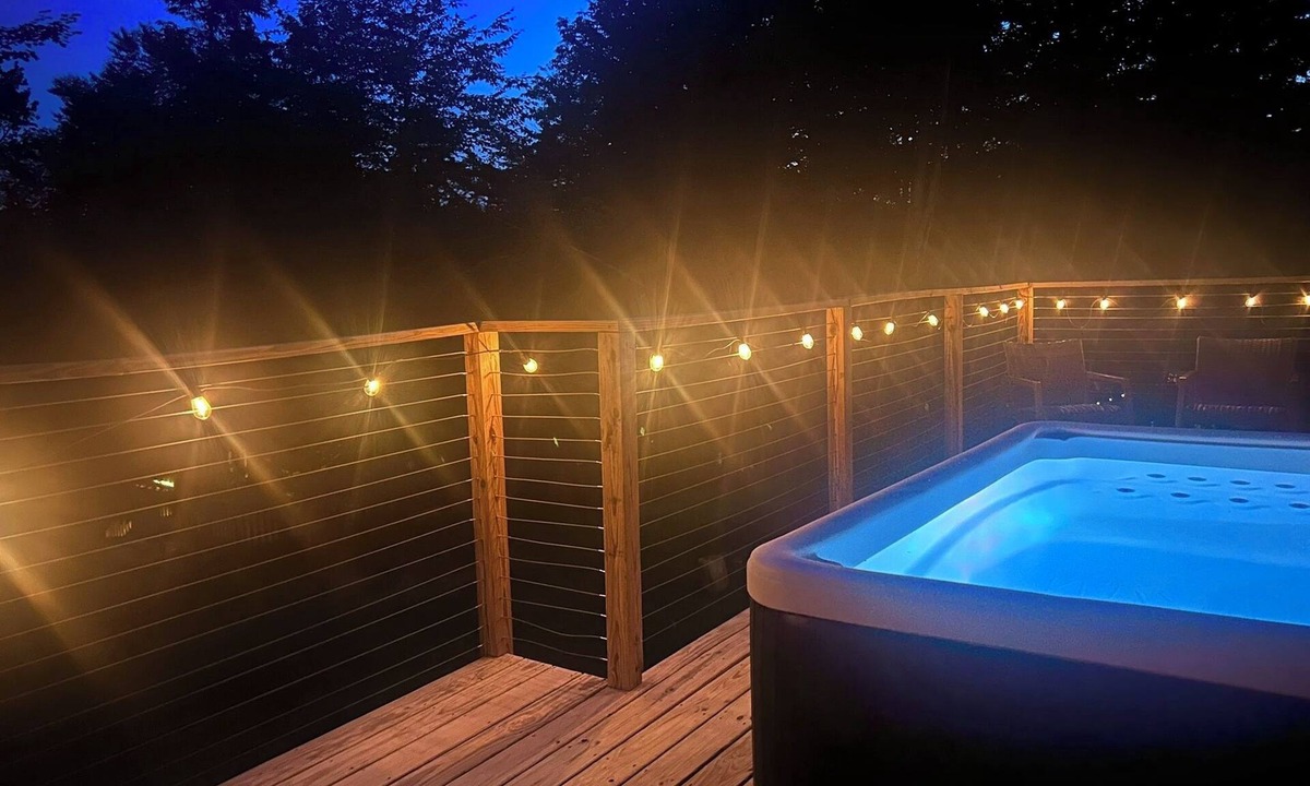 Smallwood Cottage | Charming Cottage with Jacuzzi, Fire Pit and Access to Nearby Lakes!