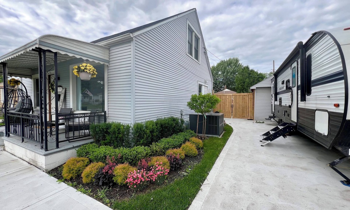 Windsor House | Charming & Elegant Windsor Border Escape: Hot Tub & Entertainment