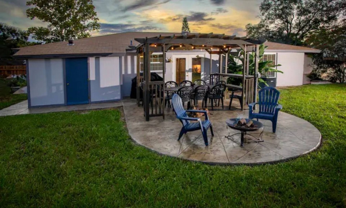 Seffner Community Alliance House | Charming Family Oasis - Dog-Friendly - Backyard