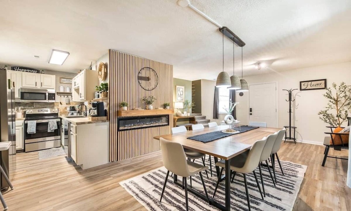 Centerville House | Charming Farmhouse Getaway 7 Beds