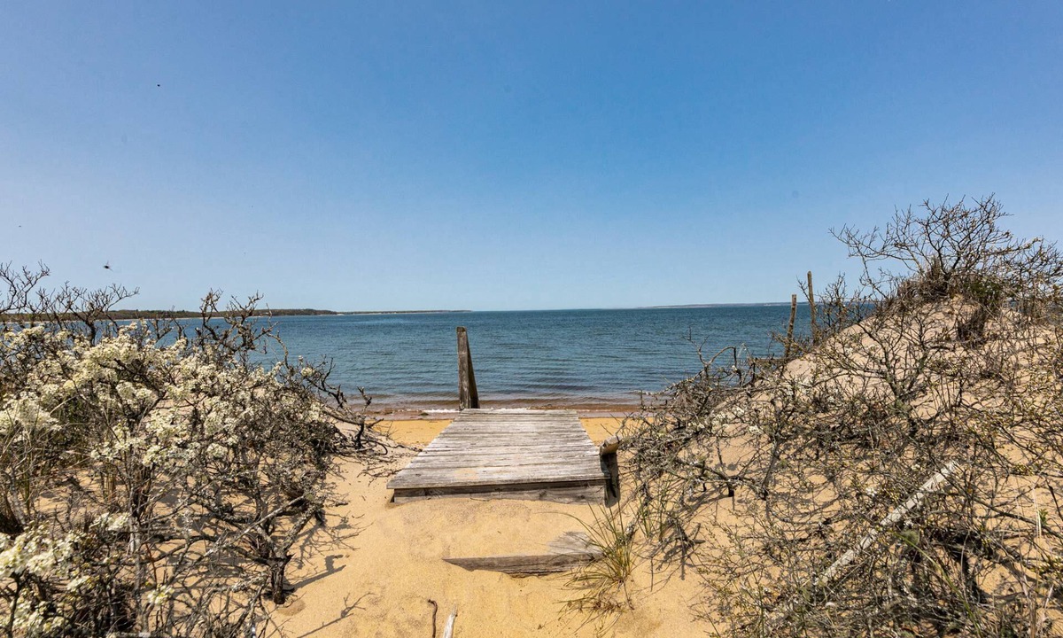 Napeague Cottage | Charming Hampton's Beachfront Escape