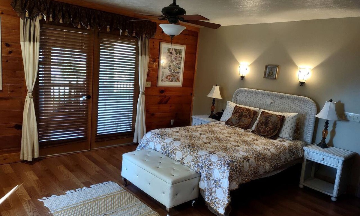 Lake Helen House | Charming Lakefront Room with Private Porch & Canoe Rentals Near Lake Helen, Florida