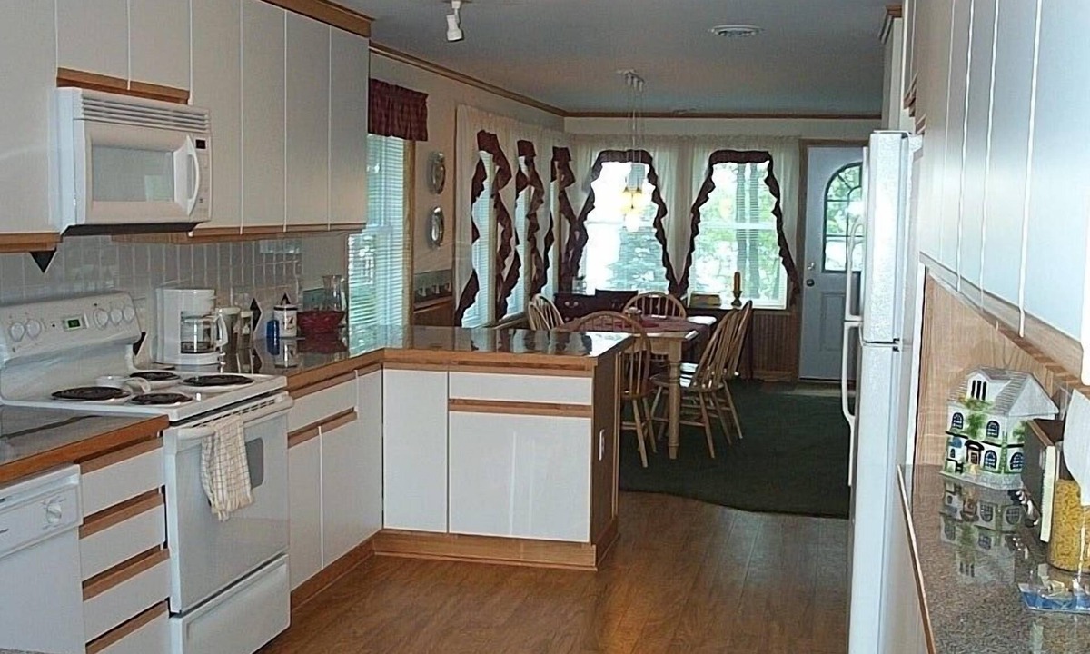 Newaygo Cottage | Charming Lakeside Cottage