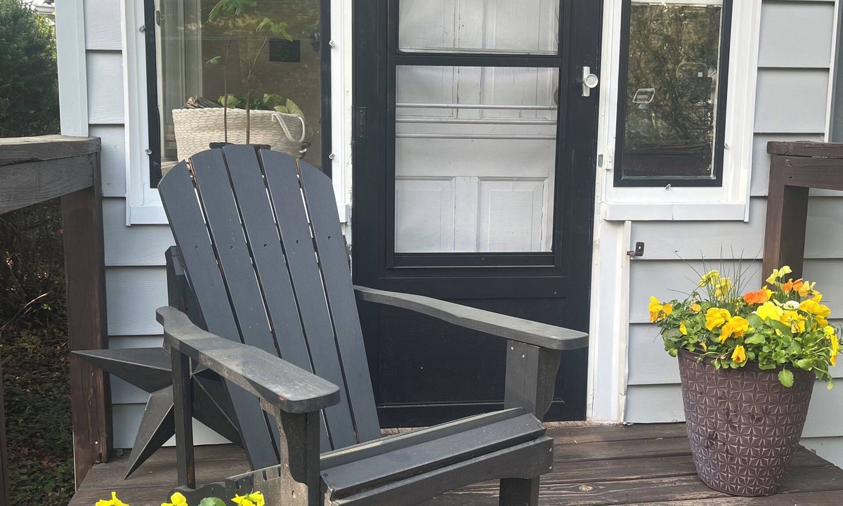 Long Island Cottage | Charming Stony Brook Cottage. Walk to village, marina, sand st. beach& Stony U.