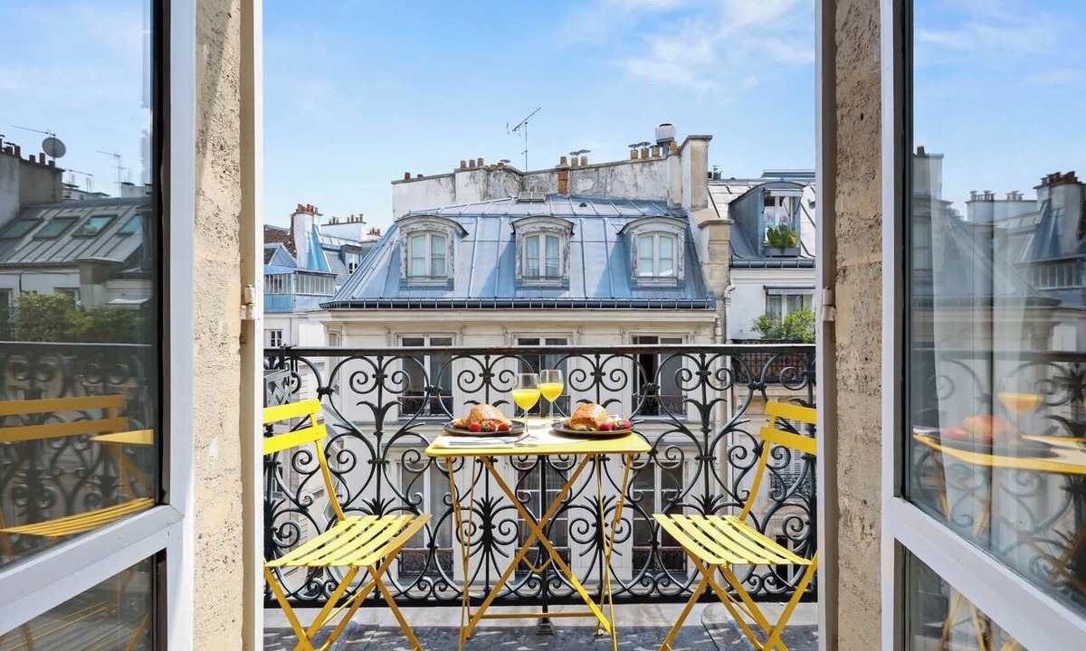 Palais-Royal Apartment | Charming Studio with Balcony near Louvre & Rivoli