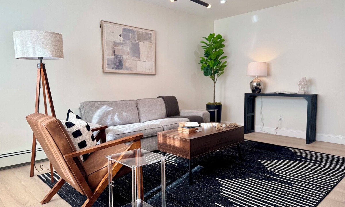 Amityville Apartment | Charming/WI-FI/Free parking/Family-Pet friendly/NY