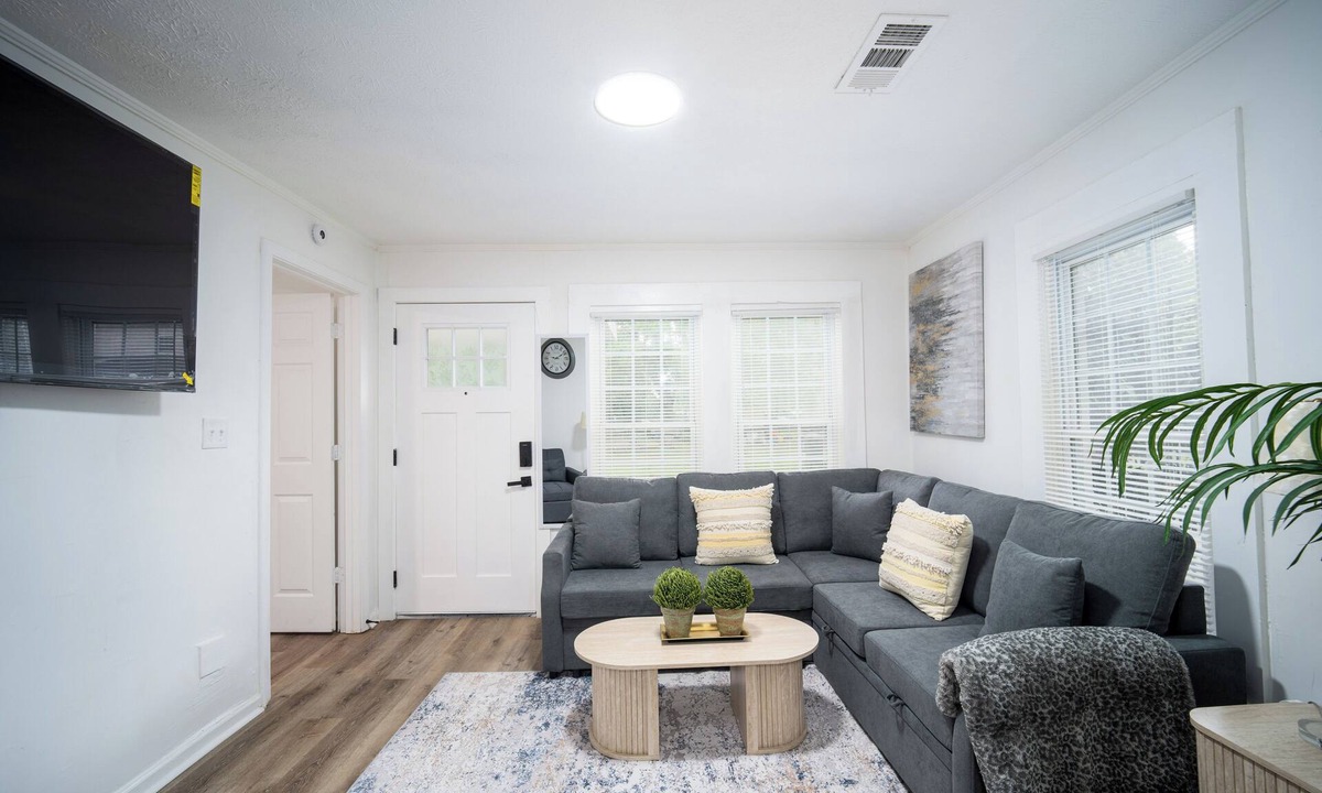 State College House | Chestnut Haven. Sleeps 9/Ideal for Families and Workers. Close to 1-75 + FVSU.