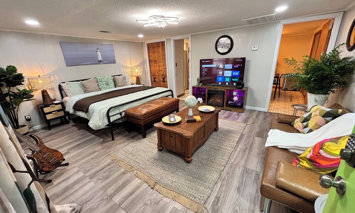 Ashburn Apartment | Chic 1-bedroom apartment with WiFi, AC in welcoming Ashburn