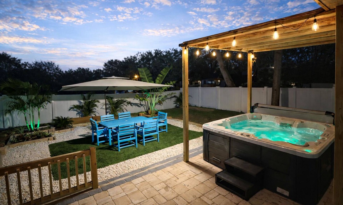 Central Sarasota House | Chic downtown gem-The cocoanut hut , hot tub and bbq night