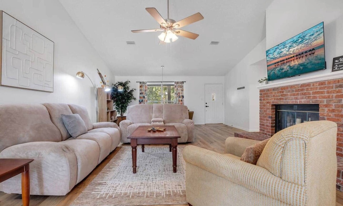 Tallahassee House | Chic Retreat Near Colleges Backyard Games & Events
