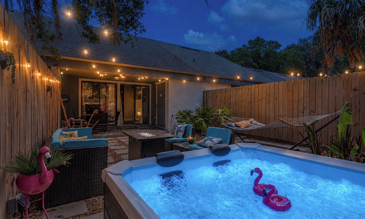 North Beach Apartment | Chic Townhouse w/Hot Tub, 4 Mi to Atlantic Beach!