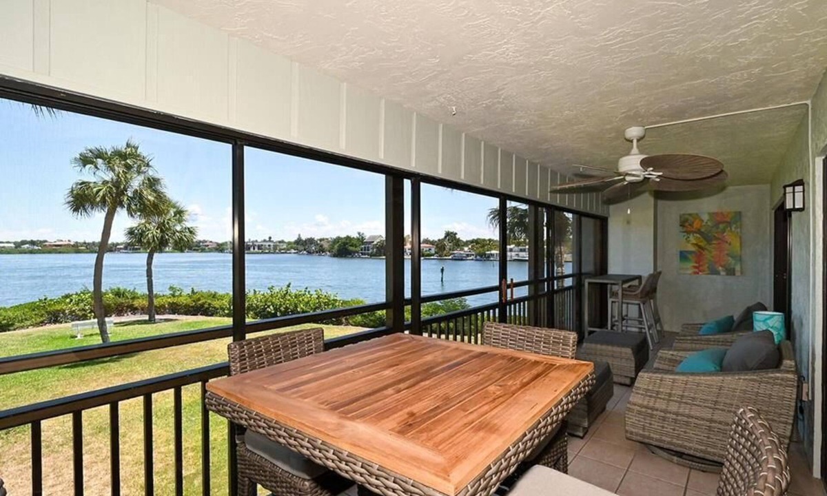 Siesta Key House | Chinaberry 924 - 2 Bedroom Condo with Private Beach with lounge chairs & umbrella provided, 2 Poo.