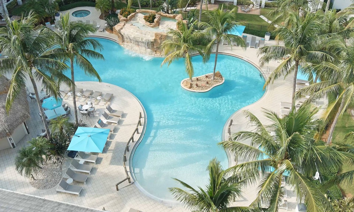 Bonita Shores Condo | CHOSEN BONITA'S FAVORITE and VRBO's PREMIER HOST with 85" TV and 2 KING BEDS!