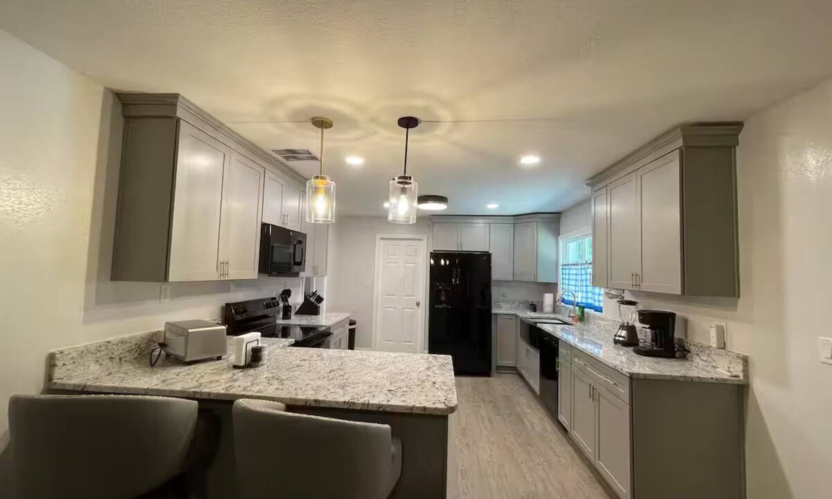 Fellowship House | Cinema Room Private backyard 1.1 Acres 3BR Near WEC, Hospitals & Downtown Ocala