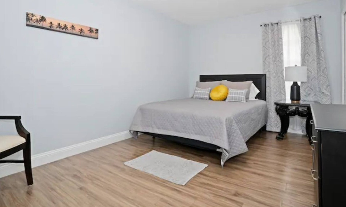 Southside House | Clean, cozy & comfortable modern 3/2 home!