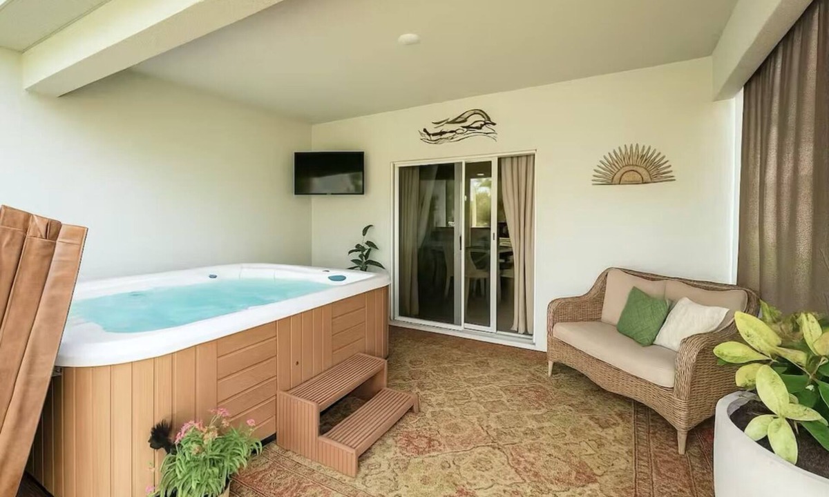 Amaryllis Park Villa | Clean + Private QUEEN Room w/Hot Tub, Grill