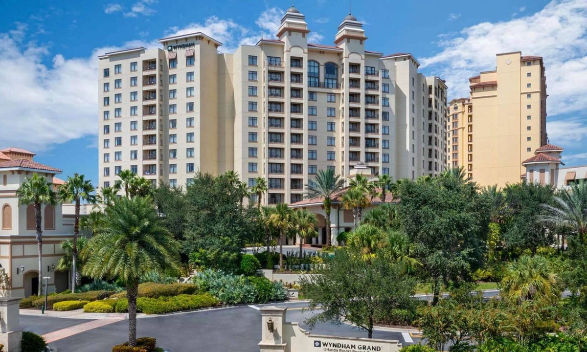Florida Central Atlantic Coast Hotel | Close to Disney World + Pools. Spa. Restaurants.