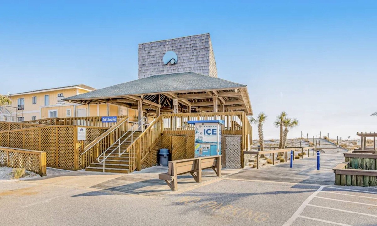 Holiday Isle Condo | Coastal Charm, pet friendly, private beach, free beach chairs service.