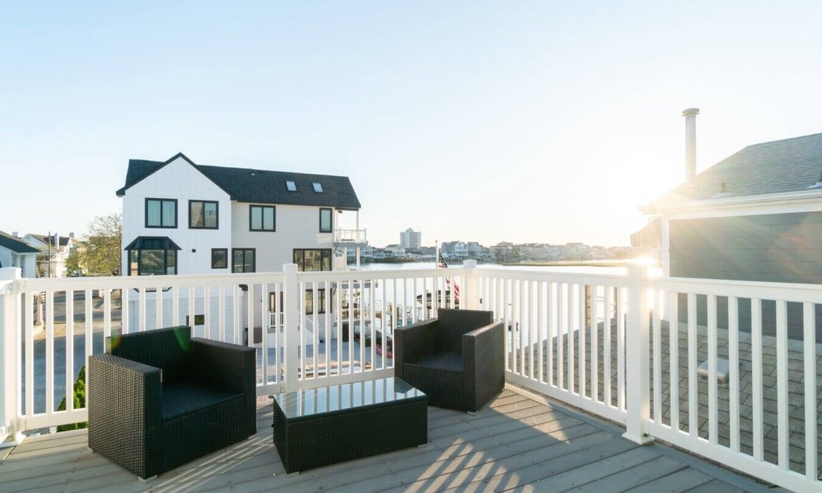Ventnor City House | Coastal Escape 7-Sleeper W/Deck | Ventnor Beach & Golf Courses Nearby
