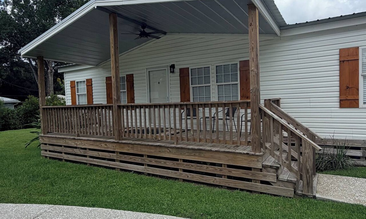 Shellman Bluff House | Coastal Retreat one block from boat lift and Hunter's Cafe