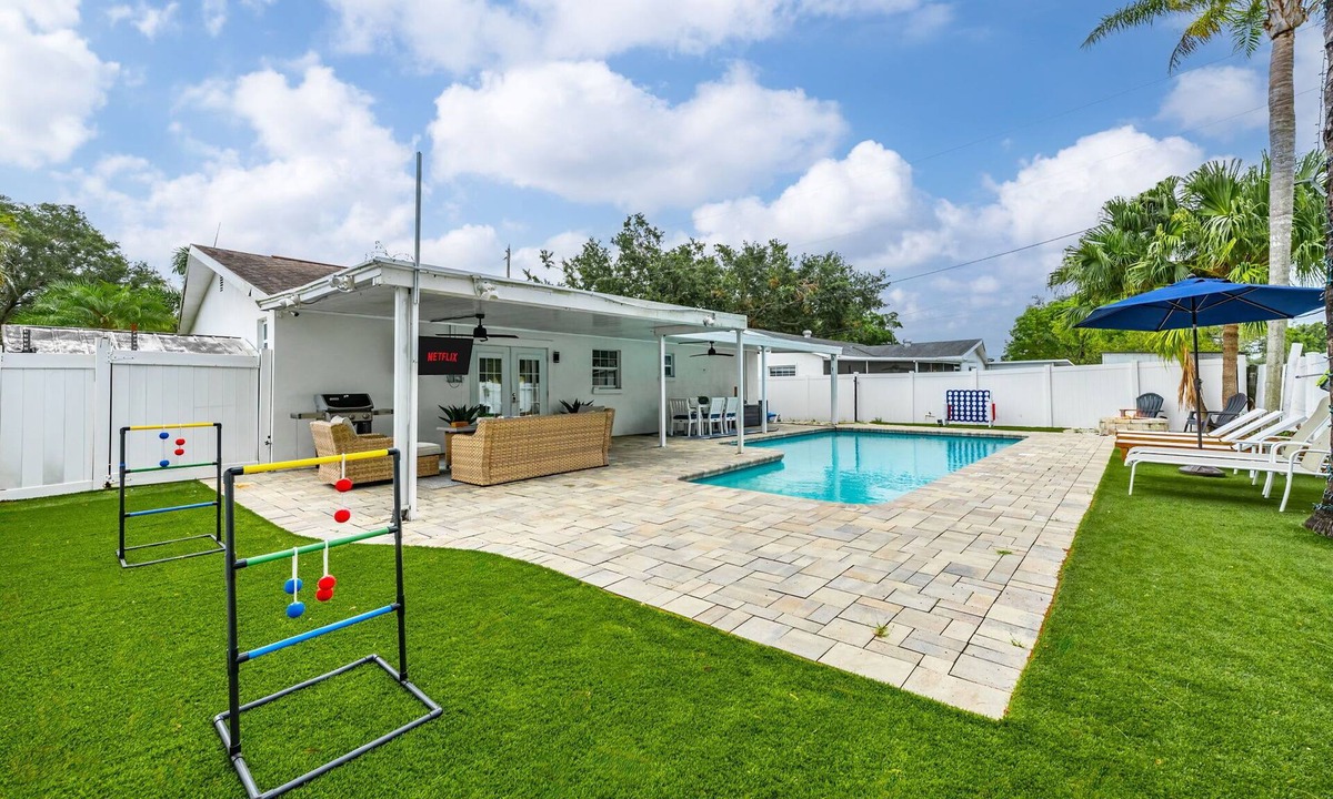 Pinellas Park House | Coastin Close Family Fun HTD Pool Outdoor Games