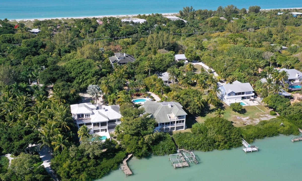 Captiva House | Coconut palm house - 5 Bedroom Private Pool Home- Dog Friendly!