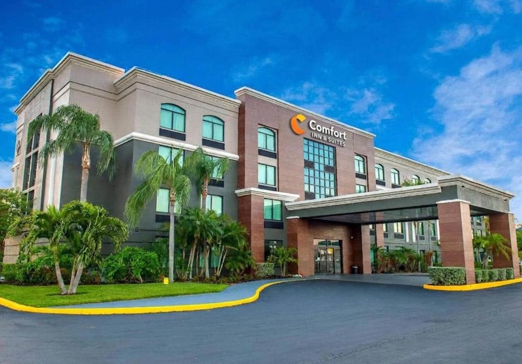 Clearwater Hotel | Comfort Inn & Suites Clearwater South