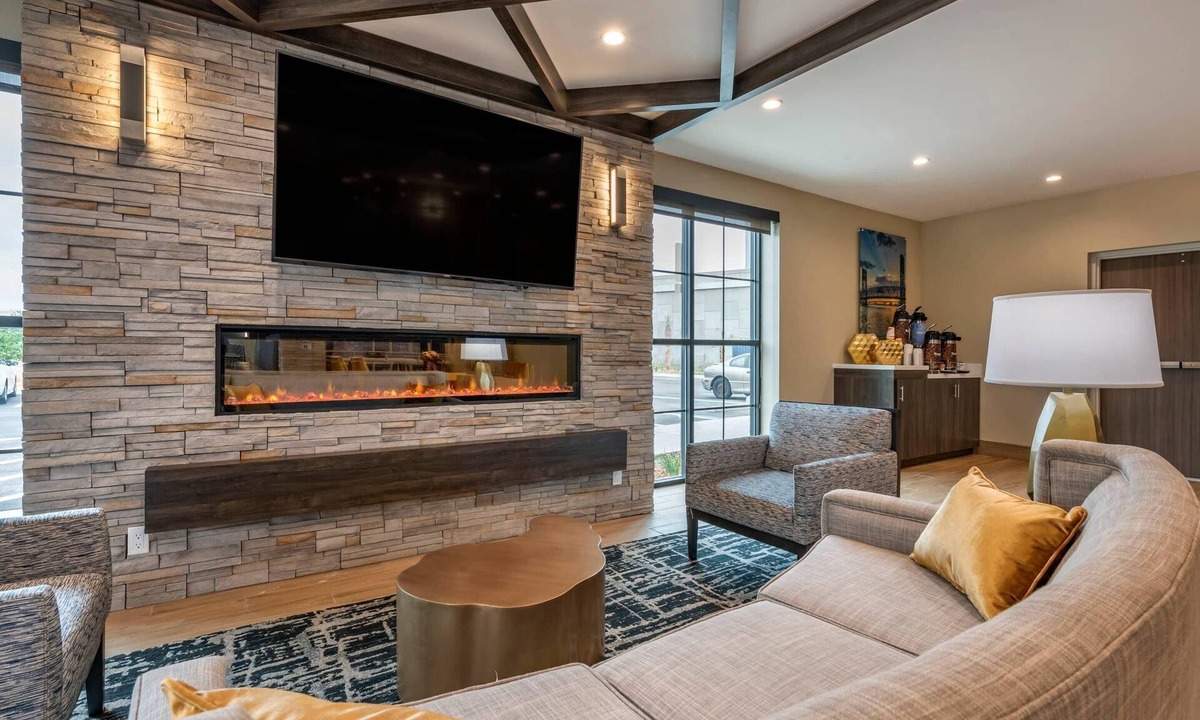 Westside Hotel | Comfort Inn & Suites Jacksonville - Orange Park Near Naval Air Station