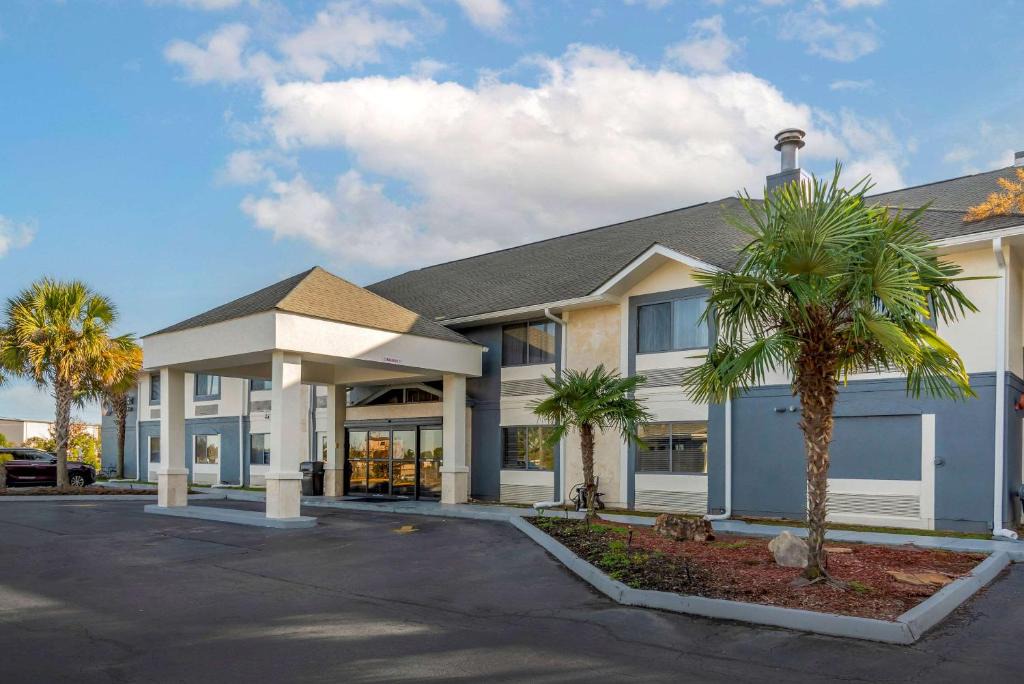Warner Robins Hotel | Comfort Inn & Suites - near Robins Air Force Base Main Gate