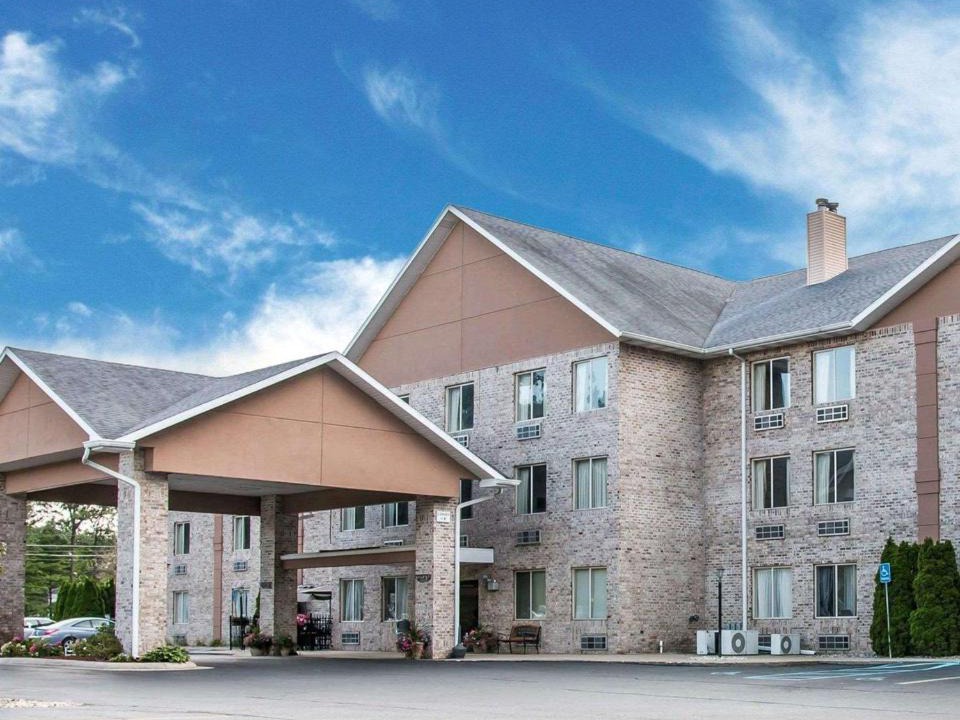 Whitehall Hotel | Comfort Inn Whitehall near Michigan's Adventure