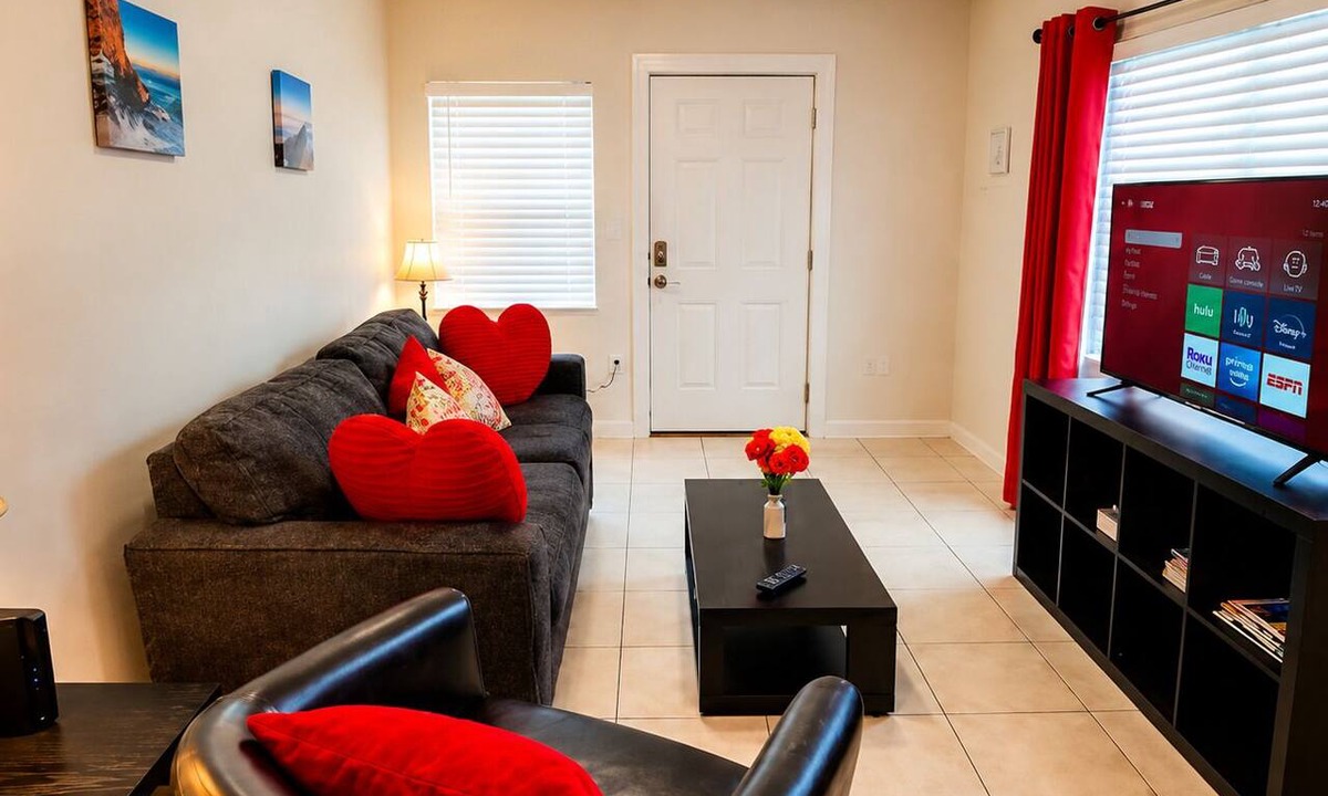 Pine Castle House | Comfy House Minutes from Airport & Near Attractions