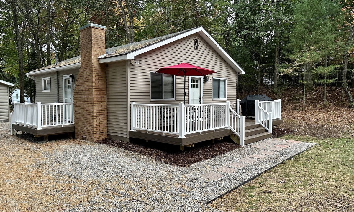 St. Helen House | Completely updated, cozy cabin close to the lake and SXS trails!