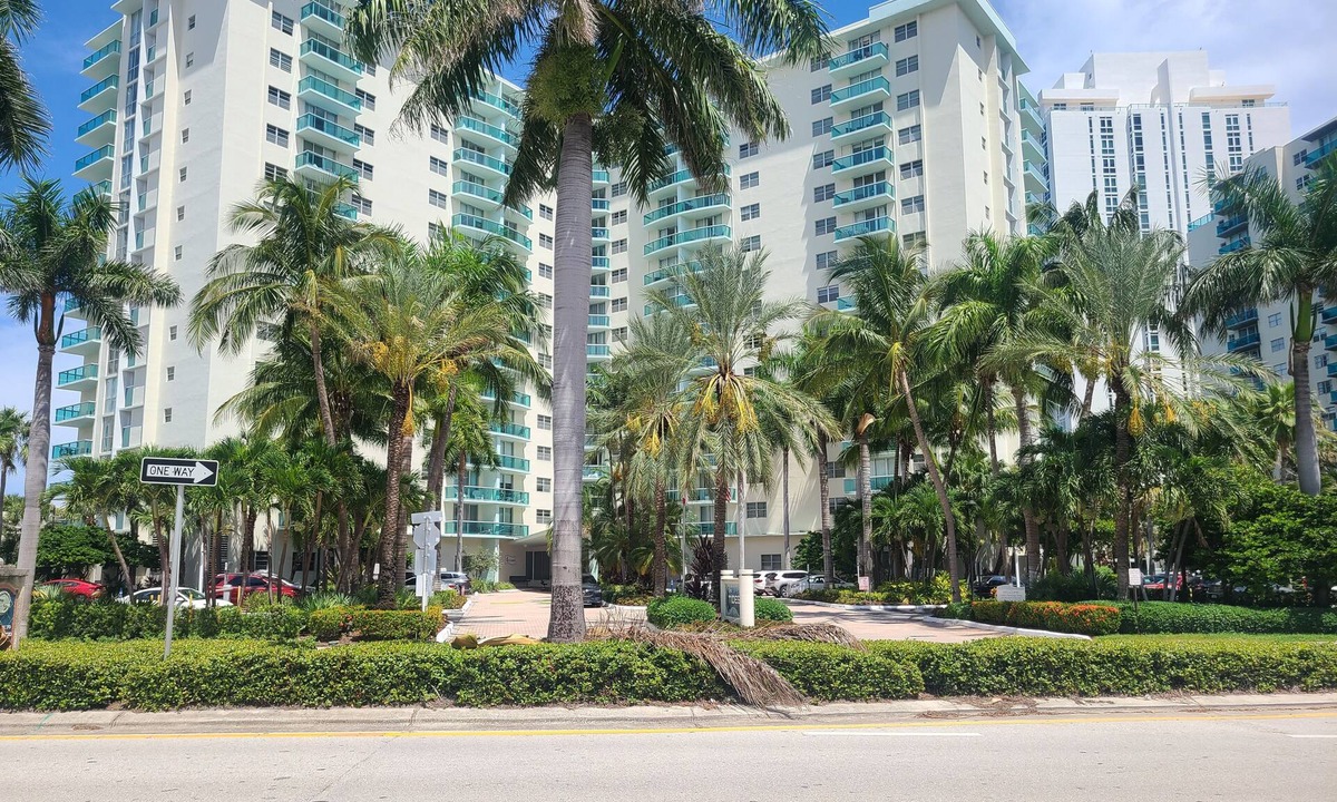 Hollywood South Central Beach Condo | Condo on the Beach in Hollywood,FL
