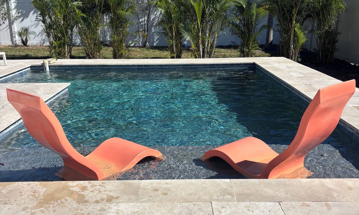 Bearss Plaza House | Contemporary Oaks Heated Pool + HOT TUB!