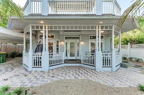 Sarasota House | Cottage on Lido Key - One block to Beach Pool