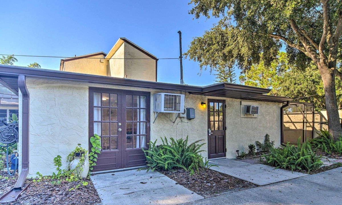 Gulfport Cottage | Cottage w/ Fire Pit ~ 3 Mi to St Pete Beach!