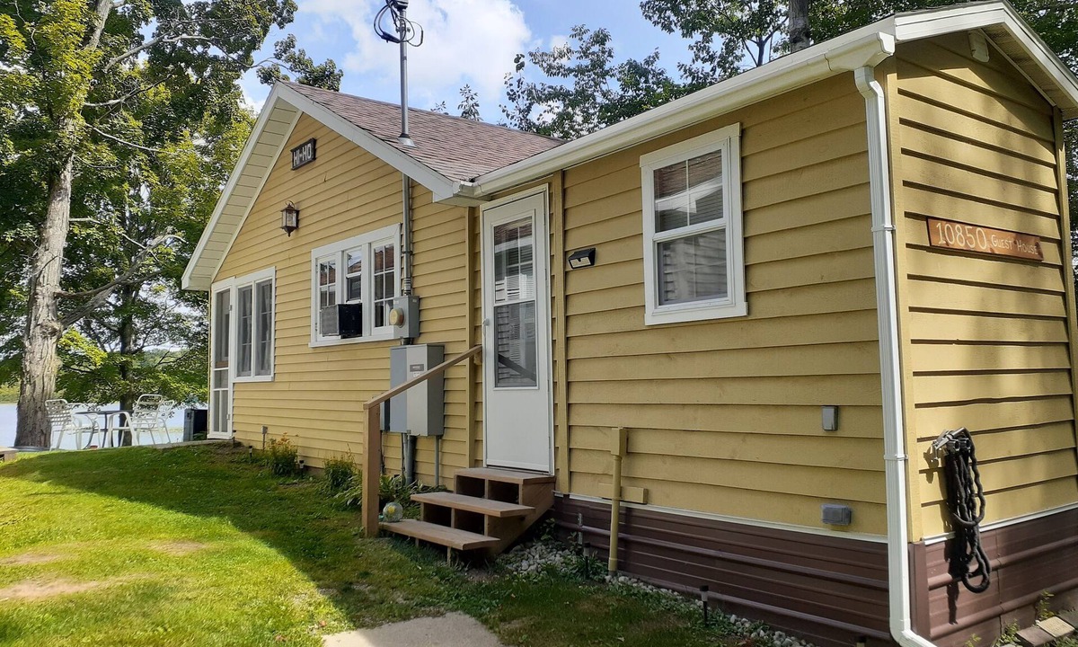 Broomfield Cabin | Cozy 1 Bdrm cabin/sleeps max 4. Fireplace/Lakefront/Boats included Open all year