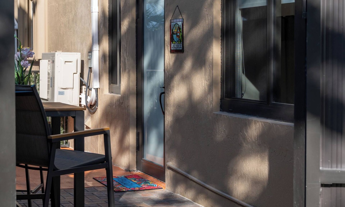 Three Lakes Apartment | Cozy 1-bedroom apartment in charming west Kendall with AC, pool and lake